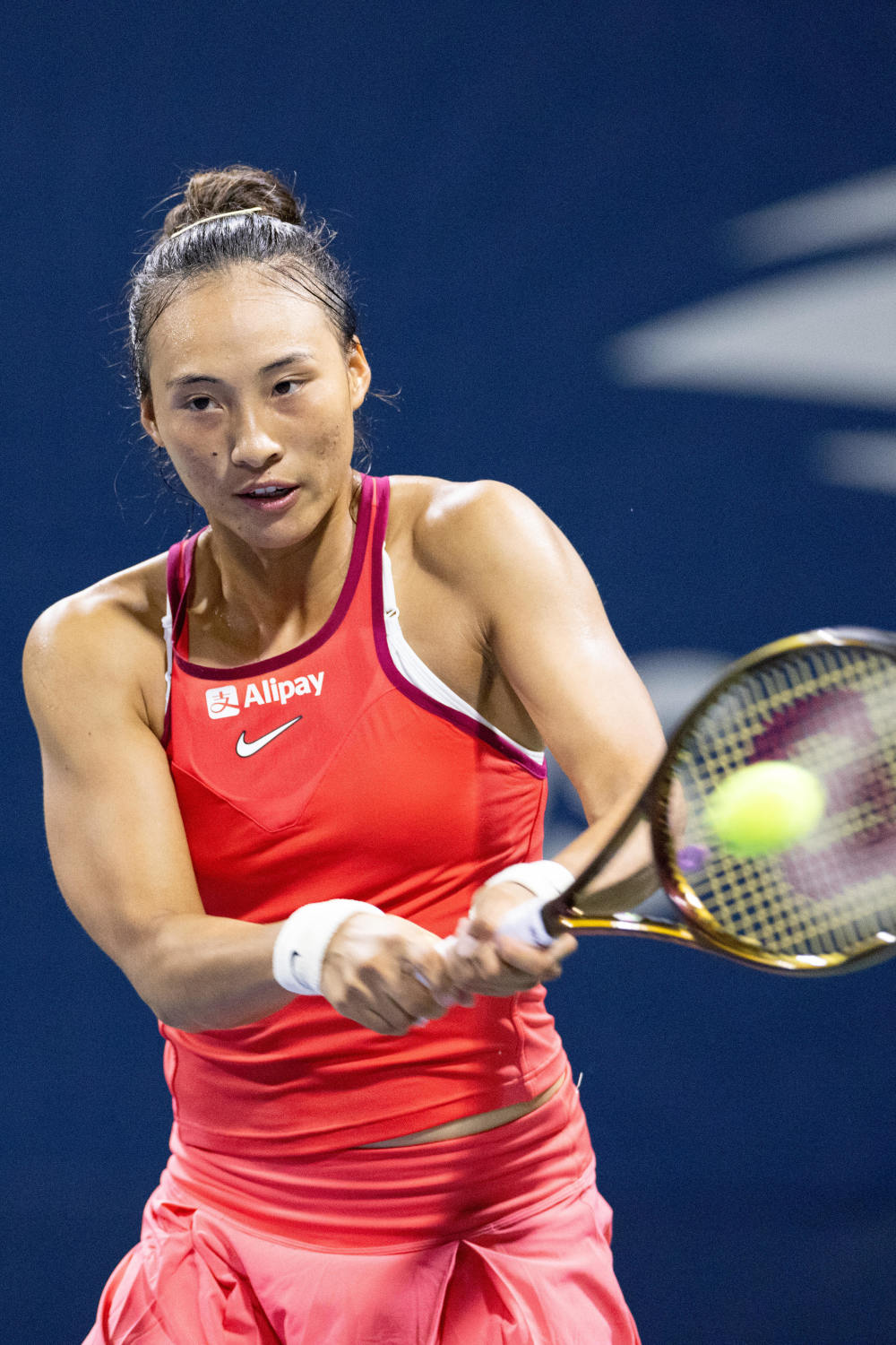 她用坚持与 她用坚持与