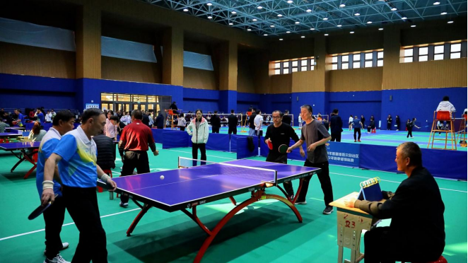 展示了他在 展示了他在